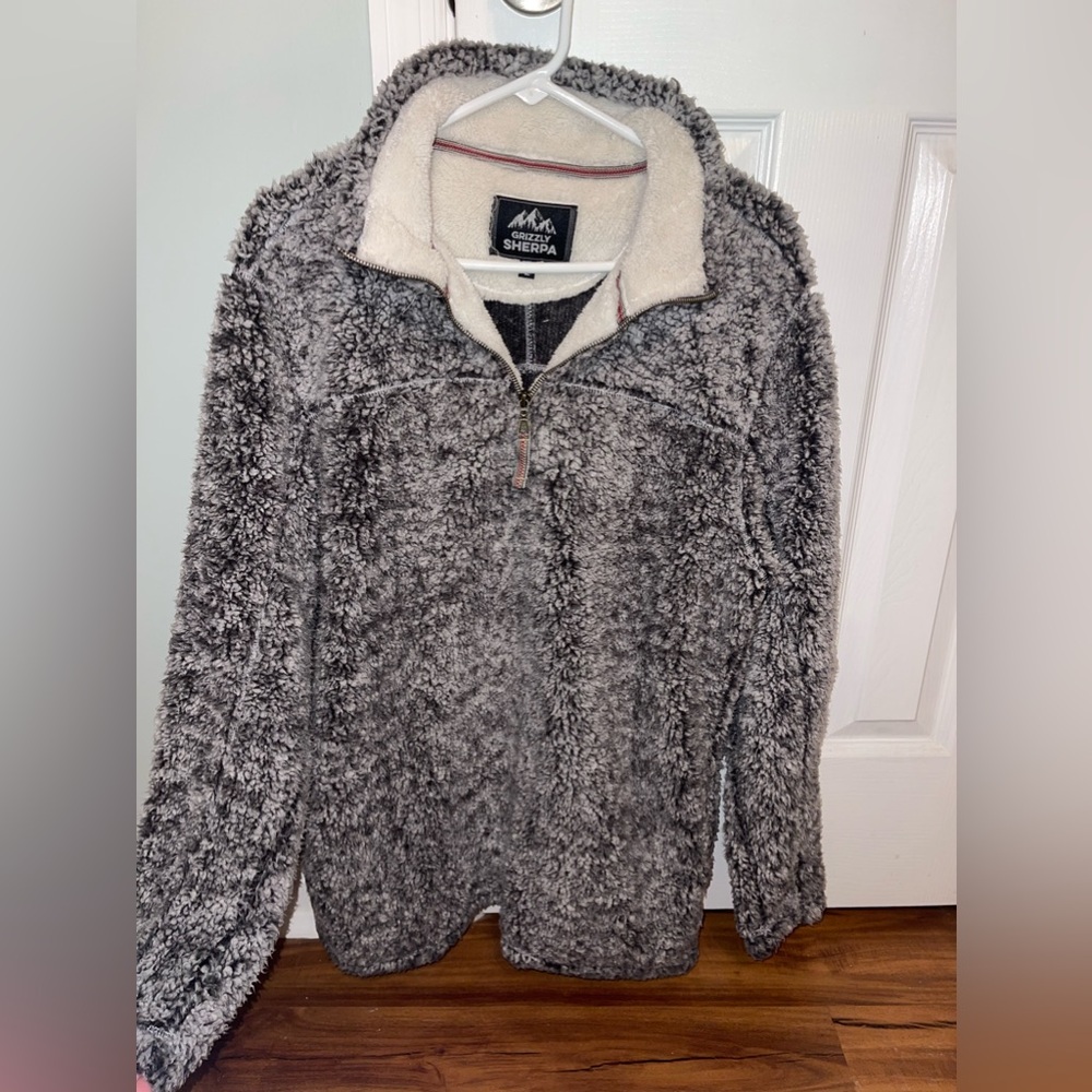 Size L Grizzly Sherpa Quarter Zip Pullover. GREAT SHAPE. All but brand new.